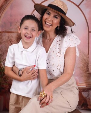 Andrea Torre Instagram - Ustedes son la definición más precisa del amor. 

🌸🌷 Feliz Día de las Madres 🌸🌷

📷 @pamelakaim_photography 
___
#ATH🍄 #andreatorre #diadelasmadres #mama #diadelasmadres2024 #mothersday #momsday