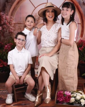 Andrea Torre Instagram - Ustedes son la definición más precisa del amor. 

🌸🌷 Feliz Día de las Madres 🌸🌷

📷 @pamelakaim_photography 
___
#ATH🍄 #andreatorre #diadelasmadres #mama #diadelasmadres2024 #mothersday #momsday