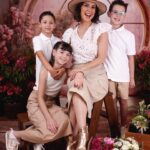 Andrea Torre Instagram - Ustedes son la definición más precisa del amor. 🌸🌷 Feliz Día de las Madres 🌸🌷 📷 @pamelakaim_photography ___ #ATH🍄 #andreatorre #diadelasmadres #mama #diadelasmadres2024 #mothersday #momsday