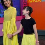 Andrea Torre Instagram – Como siempre feliz de estar en @cuentameloyaof y hoy mรกs, porque estuve con mi @pulguitatv ๐
#yellow #amarillo #fashion #cuentameloya #conduccion #television #tv
La que de amarillo se viste (completa la frase) ๐