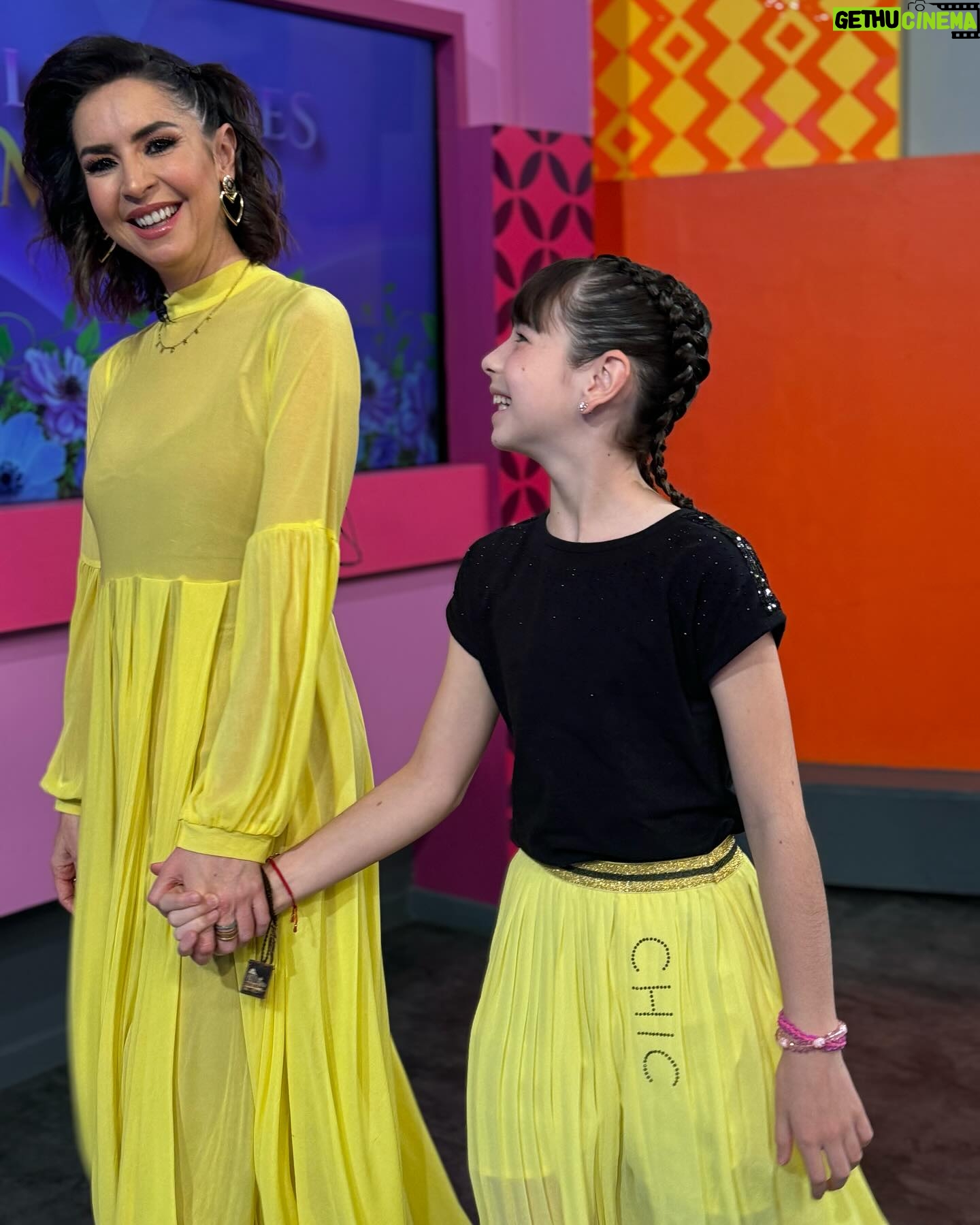 Andrea Torre Instagram - Como siempre feliz de estar en @cuentameloyaof y hoy mรกs, porque estuve con mi @pulguitatv ๐ #yellow #amarillo #fashion #cuentameloya #conduccion #television #tv La que de amarillo se viste (completa la frase) ๐