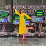 Andrea Torre Instagram – Como siempre feliz de estar en @cuentameloyaof y hoy mรกs, porque estuve con mi @pulguitatv ๐
#yellow #amarillo #fashion #cuentameloya #conduccion #television #tv
La que de amarillo se viste (completa la frase) ๐