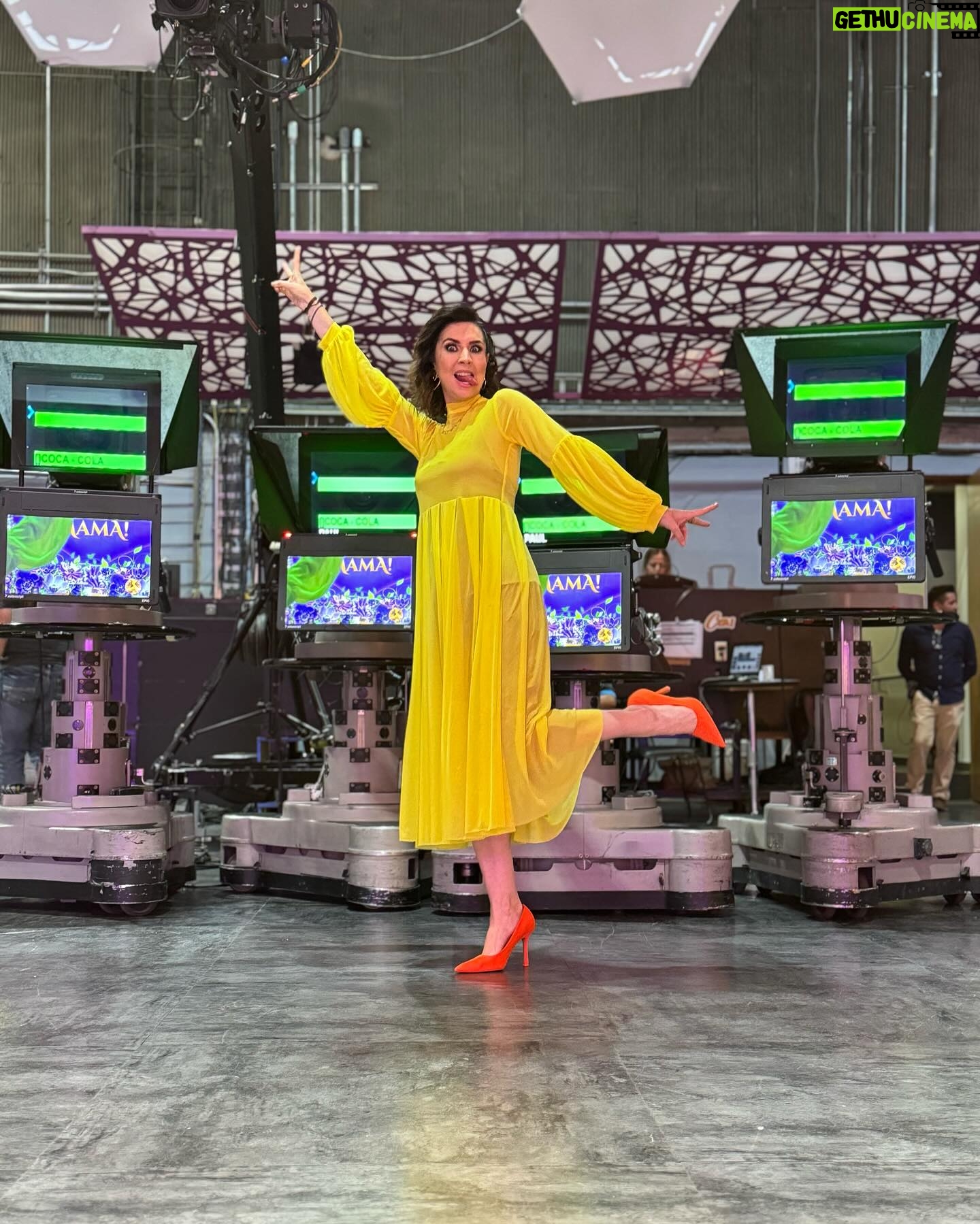 Andrea Torre Instagram - Como siempre feliz de estar en @cuentameloyaof y hoy mรกs, porque estuve con mi @pulguitatv ๐ #yellow #amarillo #fashion #cuentameloya #conduccion #television #tv La que de amarillo se viste (completa la frase) ๐