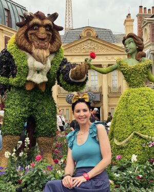 Andrea Torre Instagram - Fui a Disney a pensar cosas jaja. No es cierto, nos encanta ir a Disney y aquí les dejo mi recap de este viaje:

1. En mi spot favorito 
2. Los ODP Five, no parece pero ya estabamos cansados
3. México en Small world
4. Mi marido y yo en Toy Story Land
5. Amo a slinky y este juego
6. Una stormtrooper
7. La primavera ya está aquí
8. Bella y Bestia son 
9. ¿Ya vieron mi reel en @mamaenlatorre de comida de Disney? Corran 
10. Abrazo efusivo de Goofy 

-

#ATH🍄  #andreatorre @disneyworld.latino  @waltdisneyworld #LosOdePfive #MickeyMouse