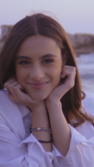 Andria Tayeh Instagram - هل عاشت يوماً نجمة مسلسل "مدرسة الروابي" اندريا طايع في الحقيقة تنمرا؟ ما هي مواهبها الأخرى؟ اين تحب أن تقضي معظم وقتها؟ اكتشفوا كل ذلك واكثر في حلقة
Hang out with Andria
على قناتنا على يوتيوب، الرابط في البايو

Has “AlRawabi School for Girls” star Andria Tayeh ever experienced bullying in real life? What are her hobbies? Where does she like to spend most of her free time? Discover all that and more on our “Hang out with Andria” episode on Youtube. Link in bio

 #HiaMag #ByHiaMag #HangOutWith #مجلة_هي