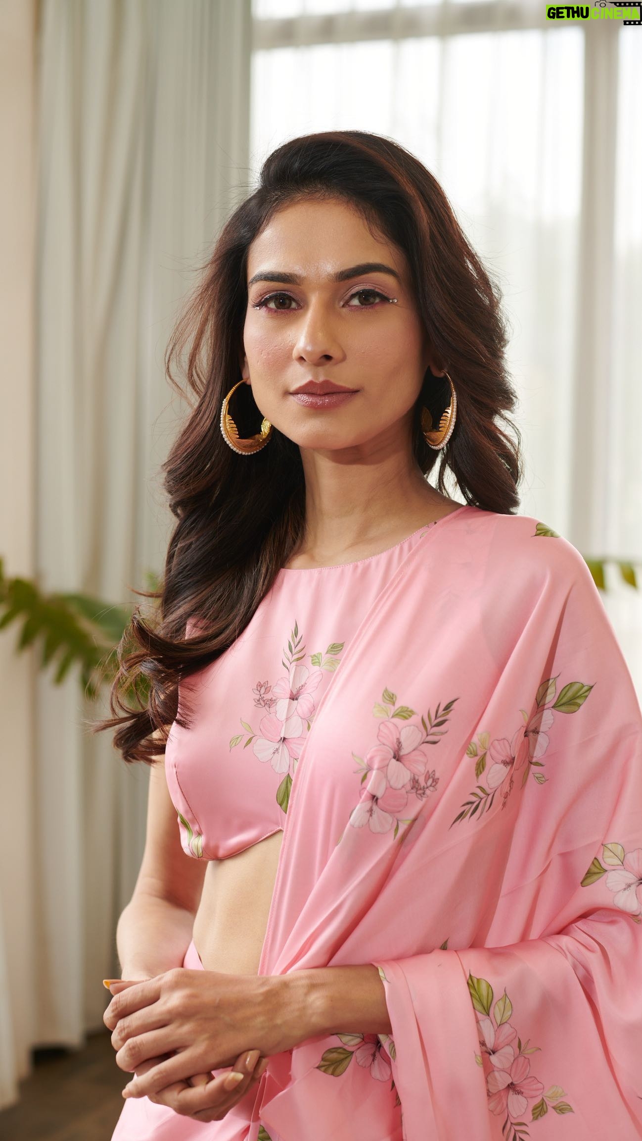 Aneri Vajani Instagram - @vajanianeri giving us major 🌟vibes! Makeup- @makeupbymeherb Attire- @pashaindialabel Hair- @sizzlinscizzors Assisted by- @makeupbysia_k (Makeup, luxury mua, bollywood, makeup artist, trending makeup, soft subtle glam, party makeup) #makeupbymeherb #softglam #softglammakeup #makeupartist #makeup #makeuptutorial #trendingsongs #vekamleya #reels #reelsinstagram #reelsindia #reelsinsta #reelslovers #makeupaddict #trendingreels #trendingnow #trendingaudio #fyp #foryoupage #explore #exploremore #gram #instagram #instagramreels