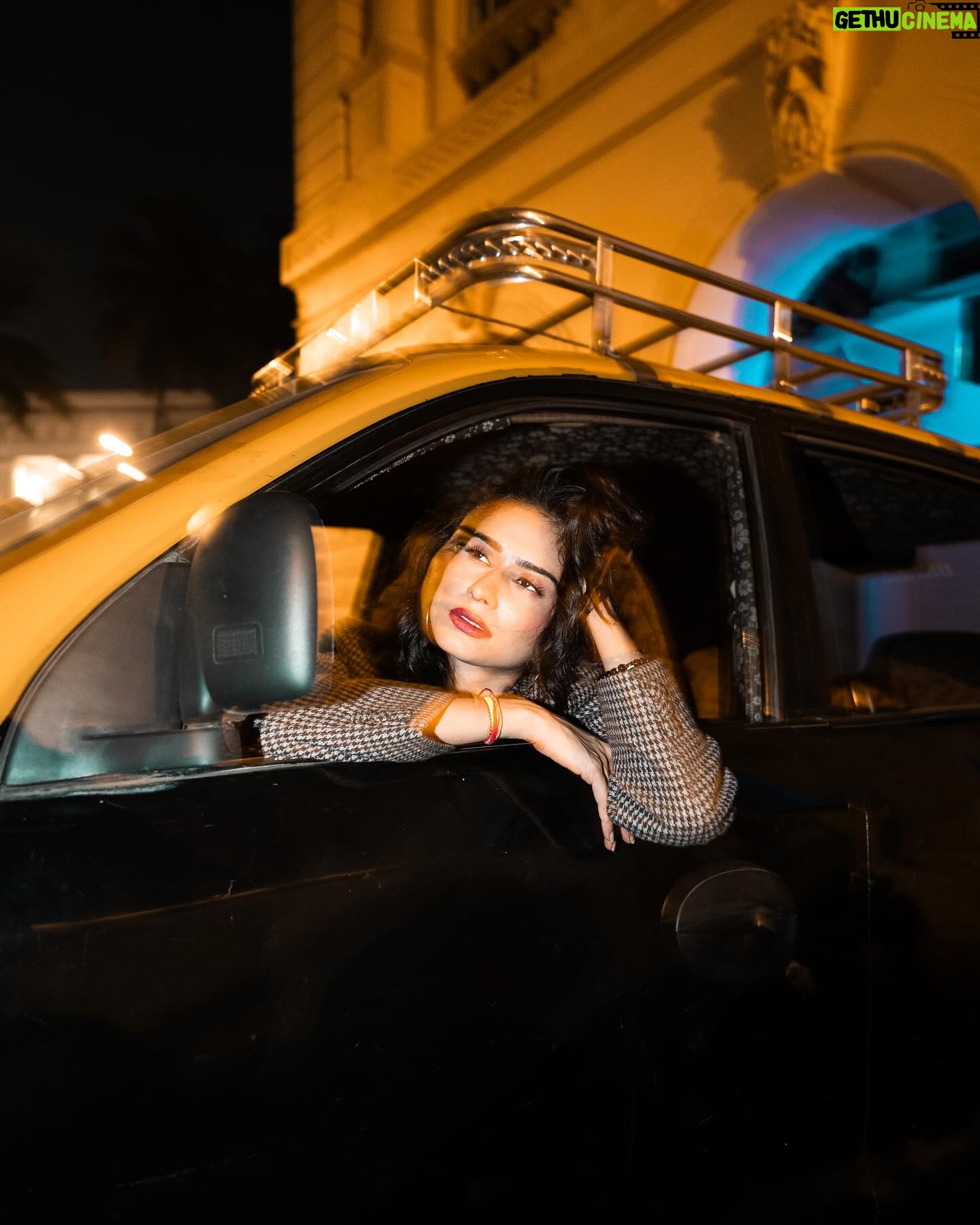 Aneri Vajani Instagram - Aja meri Taxi Main Baithja 😅🚗 HMU : @lavish_beauties_by_lavanya 📸: @dreamdraftfilms @noblursbyshivam Special thanks to : @parnikanarula #anerivajane #love #taxidriver #happiness #faith
