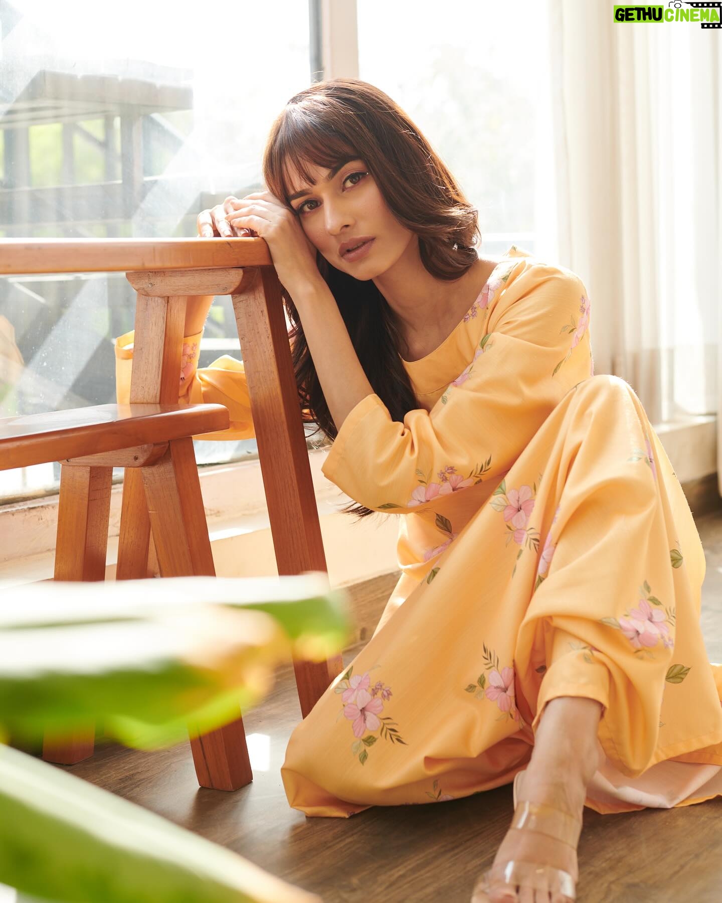 Aneri Vajani Instagram - Unedited ๐ธ Outfit : @pashaindialabel Makeup : @makeupbymeherb Hair : @sizzlinscizzors ๐ธ : @pranav.dhoot Concept / Stylist : @diaajmera #anerivajane #unfilterd #photoshoot #jaipur #pashaindia #gratitude #happiness #love