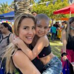 Angélica Castro Instagram - Buenas Noches ❤️ les comparto un poco lo que fue la navidad junto a mi familia de @fundacion_nuestros_hijos lo pasamos increíble!! 🌻 Ya están listos ustedes para la navidad?