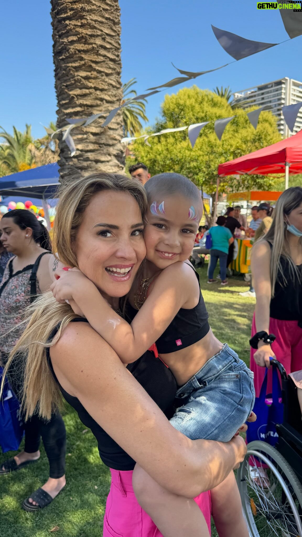 Angélica Castro Instagram - Buenas Noches ❤️ les comparto un poco lo que fue la navidad junto a mi familia de @fundacion_nuestros_hijos lo pasamos increíble!! 🌻 Ya están listos ustedes para la navidad?