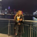 Angélica Castro Instagram - Que lugar más espectacular!! Les regalo este show de luces que se hace todos los días a las 20 hrs en Hong Kong!!! Los quierooo ❤️❤️❤️ Feliz de estar grabando estos programas desde el sudeste asiático!! Muy pronto!! Se viene con todoooooo!!! Que maravilla y emocionante este lado del mundo ! Que rico compartirlo con ustedes muuuy pronto!! #ElCrucero13c @morochos_film @canal_13c