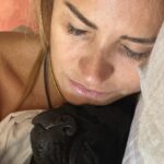 Angélica Castro Instagram – Después de un día muy largo y movido porfin regaloneando con mi Bello ❤️🌻 como estuvo tu día?