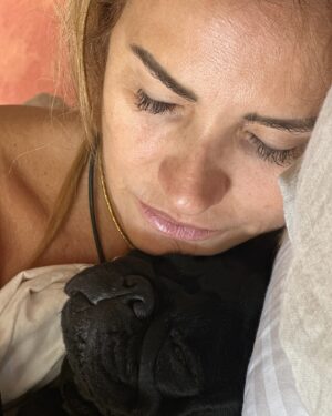 Angélica Castro Instagram - Después de un día muy largo y movido porfin regaloneando con mi Bello ❤️🌻 como estuvo tu día?