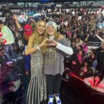 Angélica Castro Instagram - Les digo buenas noches con el corazón a punto de reventar de tanto amor, emoción, unión y agradecimiento!! Esta Teletón sin duda ha sido una de las más difíciles, pero una vez más Chile demostró que TODO ES POSIBLE cuando nos unimos, cuando nos conectamos con lo verdaderamente importante, cuando tenemos una sola voz, cuando nos abrazamos como hermanos, cuando vibramos en la misma frecuencia del amor y la solidaridad. Los sueños SI se cumplen y cada uno de ustedes que se sumó y aportó en esta Teletón es parte de este legado ilimitado de energía, fuerza y compromiso. Toda mi admiración a esas más de 130 mil familias que día a día con mucho trabajo y resiliencia nos enseñan lo importante y poderoso de la vida y de la gratitud!!! Gracias, gracias, gracias. ❤️❤️❤️ Que orgullo más grande ser Chilena!!! 💪🏻❤️🇨🇱 Teletón nos hace sentir bien, todos los días. Gracias a todos los pacientes, ex pacientes, voluntarios, cada uno de ustedes, periodistas, equipos técnicos, artistas, equipo Teletón por haber transformado un sueño en realidad y futuro una vez más!!VIVA CHILEEE ❤️🇨🇱 @teleton_chile Make Up y Pelo : @jess.makeup Vestido: @vestidosunique Gracias @artistasparaempresas