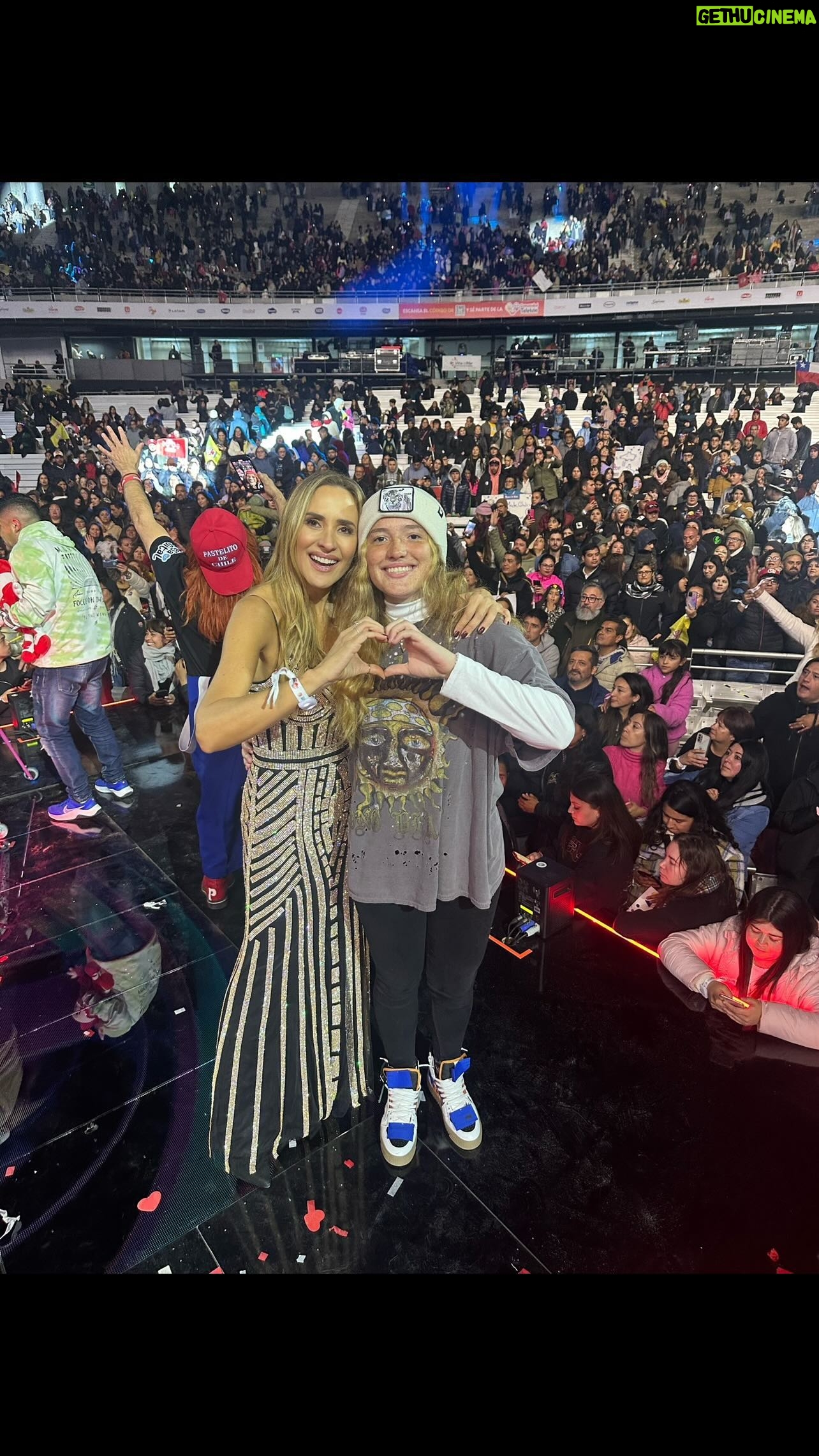 Angélica Castro - 10.2K Likes - Les digo buenas noches con el corazón a punto de reventar de tanto amor, emoción, unión y agradecimiento!! Esta Teletón sin duda ha sido una de las más difíciles, pero una vez más Chile demostró que TODO ES POSIBLE cuando nos unimos, cuando nos conectamos con lo verdaderamente importante, cuando tenemos una sola voz, cuando nos abrazamos como hermanos, cuando vibramos en la misma frecuencia del amor y la solidaridad.
Los sueños SI se cumplen y cada uno de ustedes que se sumó y aportó en esta Teletón es parte de este legado ilimitado de energía, fuerza y compromiso. Toda mi admiración a esas más de 130 mil familias que día a día con mucho trabajo y resiliencia nos enseñan lo importante y poderoso de la vida y de la gratitud!!!
Gracias, gracias, gracias. ❤️❤️❤️
Que orgullo más grande ser Chilena!!! 💪🏻❤️🇨🇱 Teletón nos hace sentir bien, todos los días.
Gracias a todos los pacientes, ex pacientes, voluntarios, cada uno de ustedes, periodistas, equipos técnicos, artistas, equipo Teletón por haber transformado un sueño en realidad y futuro una vez más!!VIVA CHILEEE ❤️🇨🇱 @teleton_chile
Make Up y Pelo : @jess.makeup
Vestido: @vestidosunique
Gracias @artistasparaempresas
