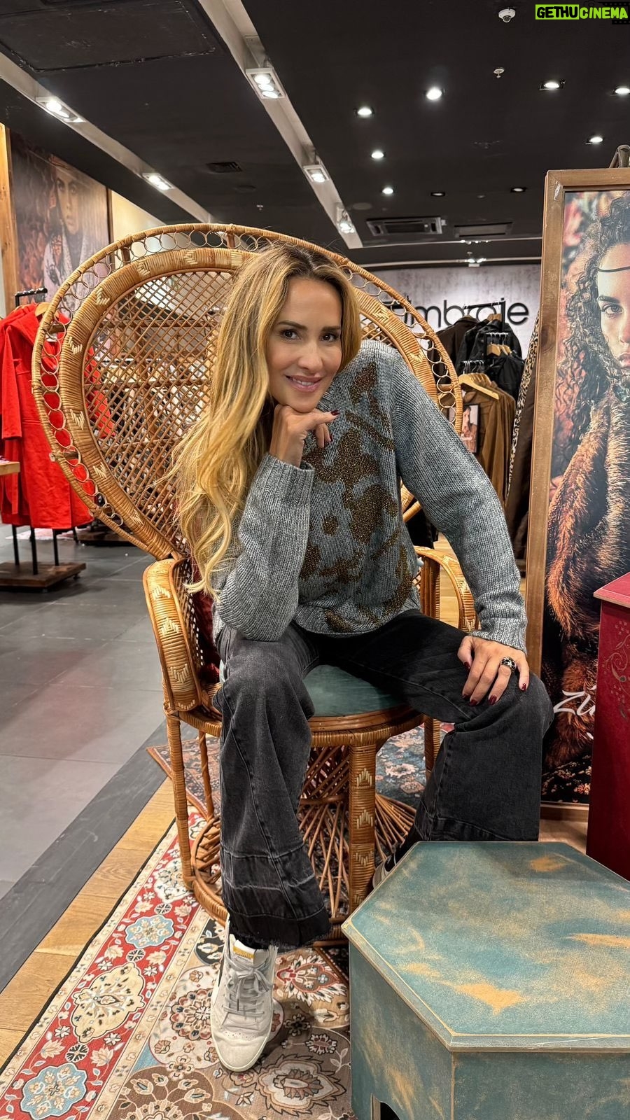 Angélica Castro - 3.5K Likes - Ping pong Zíngara con la soñadísima @angelicacastro_ 😍 💐 Descubre sus favoritos de esta nueva colección Umbrale y mucho más 🤫✨