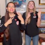 Angélica Castro Instagram - Acá lo que les prometí!!! El coro de nuestro himno de la Teletón 2023 de la talentosa @deniserosenthal junto a mi adorada alumna Paola Castillo, quien hoy después de 25 años es mi profesora de lengua de señas!! Con mucho amor para ustedes, ojalá puedan aprenderlo junto a su familia!! No está difícil!! Inténtenlo y súbanlo en sus RRSS así poténcianos estas horas transformadoras de Teletón!! Todo suma, no olvidemos que más de 32000 familias reciben apoyo al año! A celebrar estos 45 años de @teleton_chile Y tu te sumas?