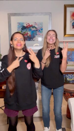 Angélica Castro Instagram - Acá lo que les prometí!!! El coro de nuestro himno de la Teletón 2023 de la talentosa @deniserosenthal junto a mi adorada alumna Paola Castillo, quien hoy después de 25 años es mi profesora de lengua de señas!! Con mucho amor para ustedes, ojalá puedan aprenderlo junto a su familia!! No está difícil!! Inténtenlo y súbanlo en sus RRSS así poténcianos  estas horas transformadoras de Teletón!! Todo suma, no olvidemos que más de 32000 familias reciben apoyo al año! A celebrar estos 45 años de @teleton_chile Y tu te sumas?
