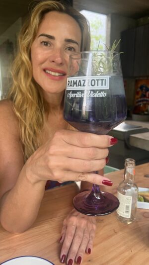 Angélica Castro Instagram - Feliz juerneees!! Por acá disfrutando de un Ramazzotti Violetto 💜

Les dejo el paso a paso para preparlo de la manera que a mí más me gusta:

Llenar la copa con hielo
Agregar 1/3 de ramazzotti violetto 
Agregar 2/3 de agua tónica 
Integrar todo 
Decorar con arándanos y una ramita de romero 

Si lo hacen mándenme fotos ❤️❤️ @ramazzotti_cl 

#BellaLaVita
#publicidad