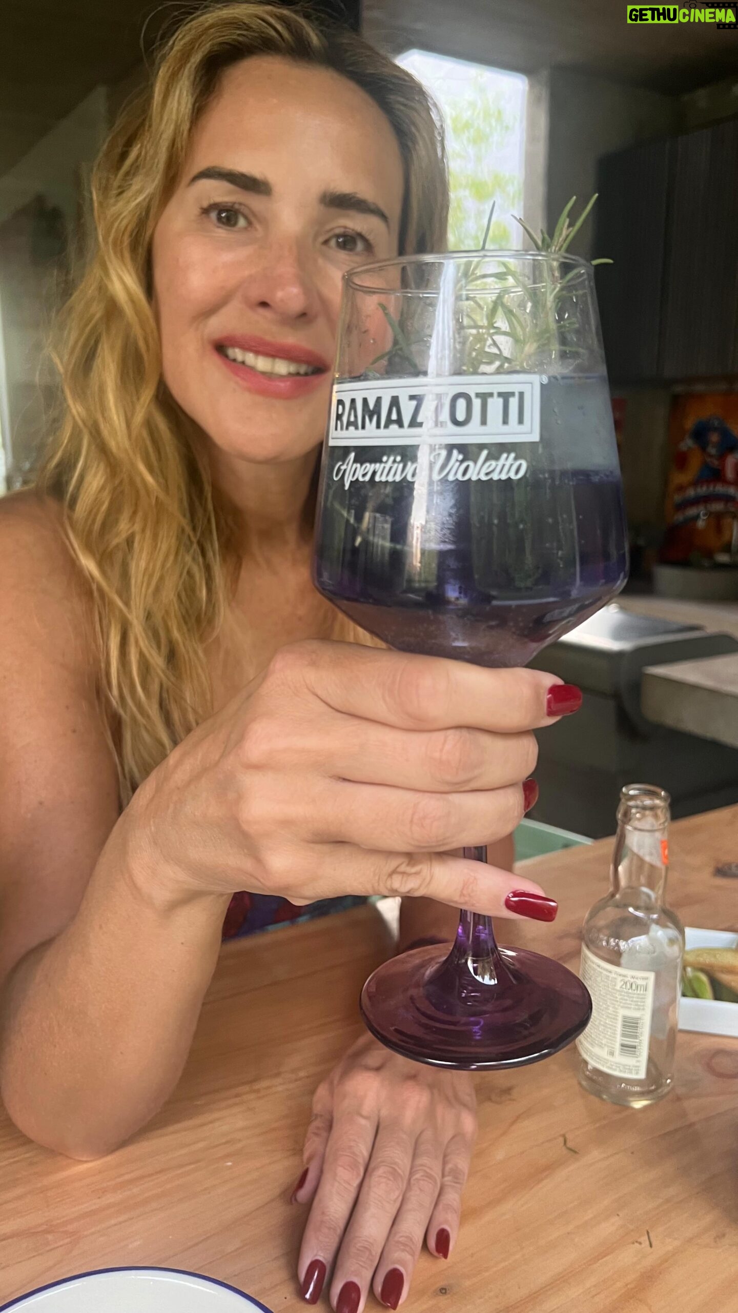 Angélica Castro - 2.6K Likes - Feliz juerneees!! Por acá disfrutando de un Ramazzotti Violetto 💜
Les dejo el paso a paso para preparlo de la manera que a mí más me gusta:
Llenar la copa con hielo
Agregar 1/3 de ramazzotti violetto
Agregar 2/3 de agua tónica
Integrar todo
Decorar con arándanos y una ramita de romero
Si lo hacen mándenme fotos ❤️❤️ @ramazzotti_cl
#BellaLaVita
#publicidad