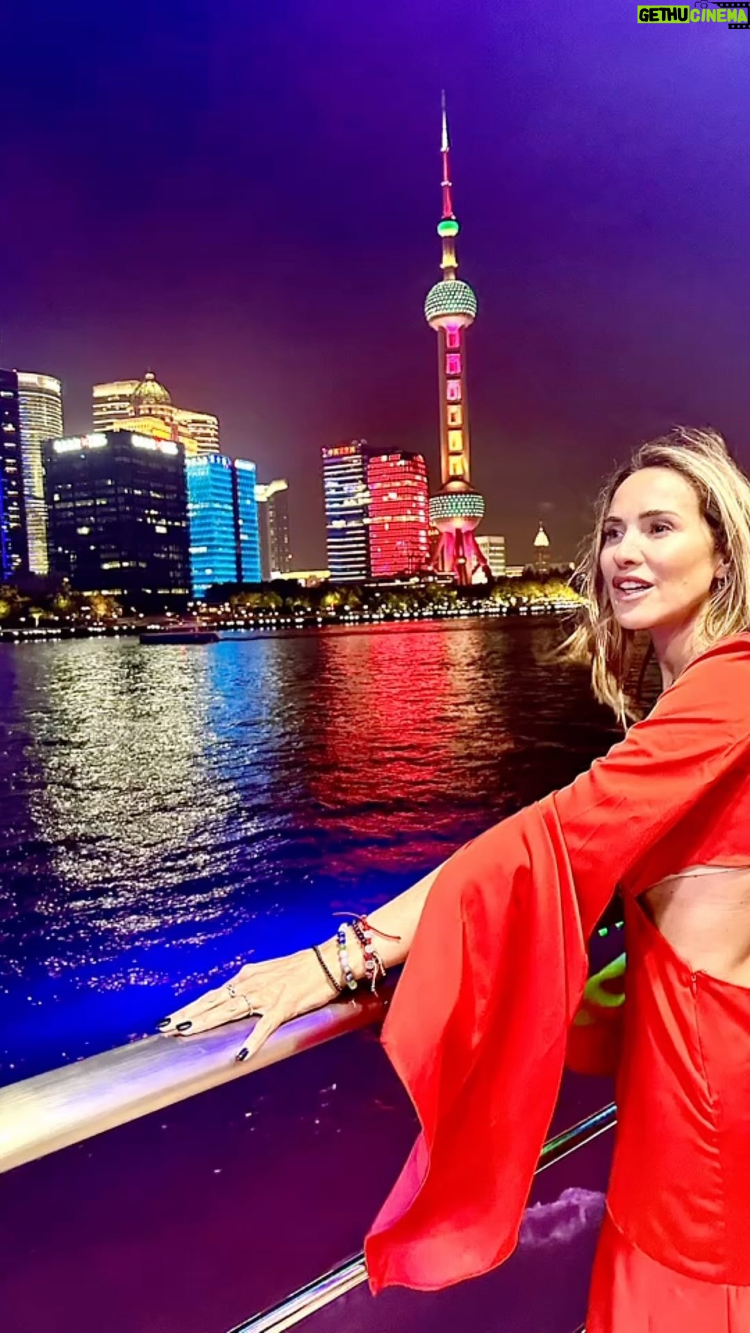 Angélica Castro - 2.7K Likes - Buenas noches y dulces sueños!! Como estuvo tu finde?? El mío muy descansado! Acá recordando uno de mis viajes!! ❤️🌻Vestido @itvelvet