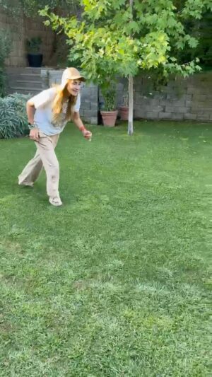 Angélica Castro Instagram - Cuando llegas a la casa agotadaaaaaaa y tu perrito quiere jugar!!! 🤣 
Que se hace?