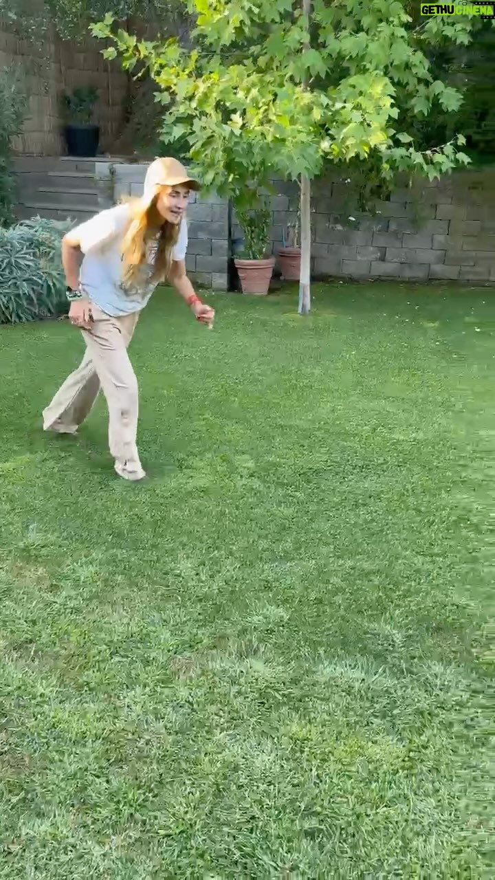 Angélica Castro - 2.5K Likes - Cuando llegas a la casa agotadaaaaaaa y tu perrito quiere jugar!!! 🤣
Que se hace?
