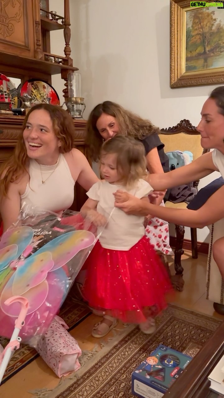 Angélica Castro - 9.9K Likes - Feliz Navidad y felices fiestas a cada uno de ustedes. A agradecer la vida y el poder compartir una noche tan especial con nuestros seres queridos! Los quiero mucho ❤️🎁 #Feliznavidad #Gratitud