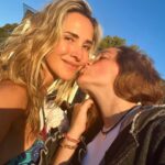 Angélica Castro Instagram - Feliz fin de semana!! Con este beso me voy al cielo y vuelvo el lunes!! Gracias gracias gracias. Los quiero!! Tuviste un beso inolvidable hoy? Si no a encontrarlo o darlo este fin de semana! Te animas??? ❤🌻️ @laudelafuentec
