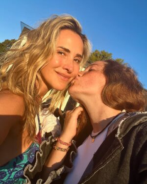 Angélica Castro Instagram - Feliz fin de semana!! Con este beso me voy al cielo y vuelvo el lunes!! Gracias gracias gracias. Los quiero!! Tuviste un beso inolvidable hoy? Si no a encontrarlo o darlo este fin de semana! Te animas??? ❤🌻️

@laudelafuentec