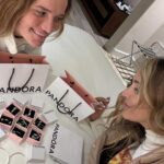 Angélica Castro Instagram - Este Día de la Madre, regala lo mejor con Pandora. ¡Las mamás se lo merecen! ❤️🌻 Además, quiero contarles que tuve una experiencia increíble en el Hotel The Ritz-Carlton, Santiago. Gracias a Pandora y al hotel por invitarme junto a @laudelafuentec ❤️ Fue el regaloneo perfecto, no lo olvidaremos! @theofficialpandora @ritzcarltonsantiago #PandoraDiaDeLasMadres24 #pandora