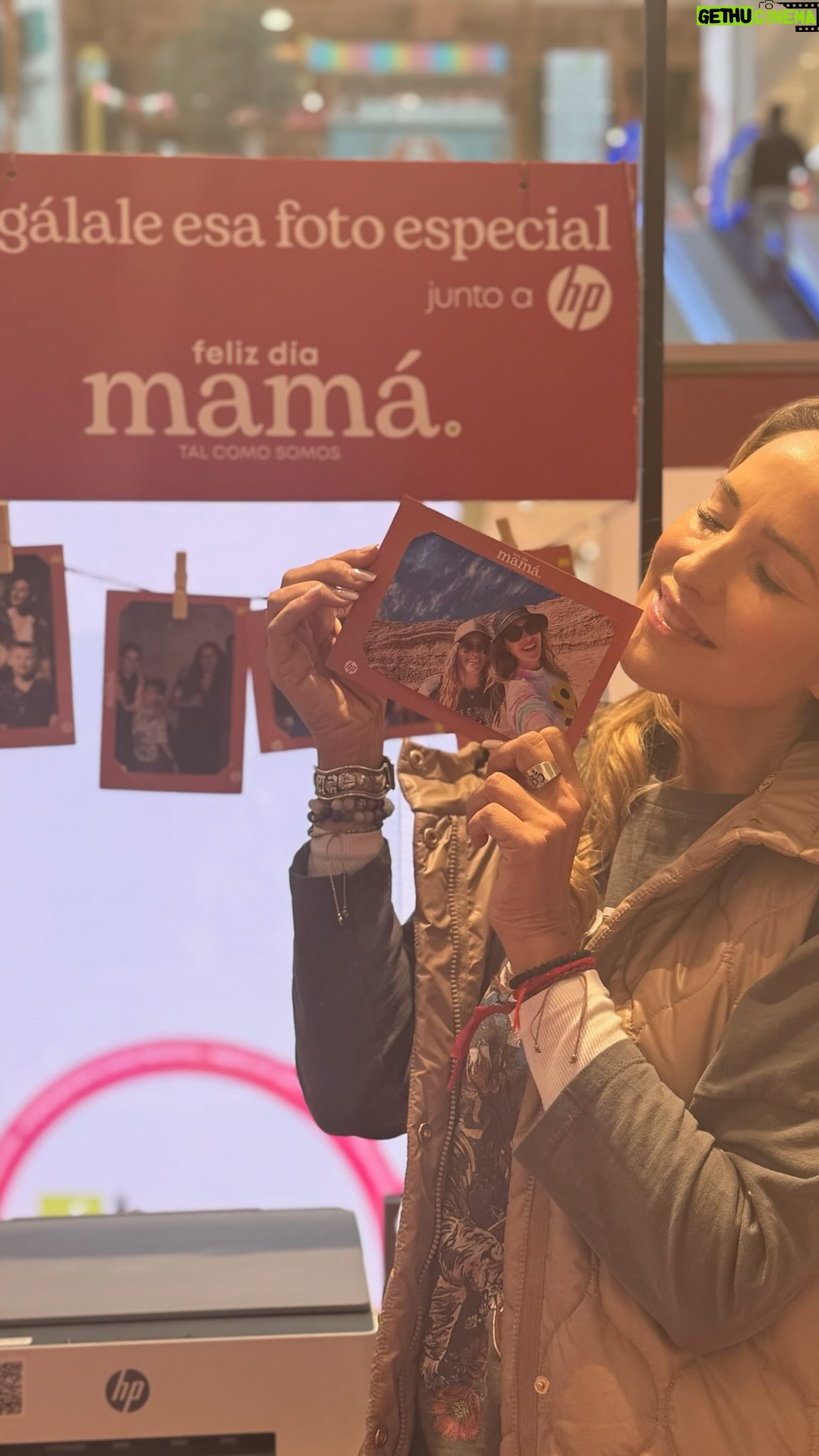Angélica Castro Instagram - Celebra el día de la madre en tiendas Falabella junto HP y Banco Falabella solo por el 11 de mayo ❤️🌻 En todas las tiendas falabella , presenta tu boleta y te imprimirán esa foto especial en un marco para que la puedas regalar. Además si tu boleta fue con cmr podrás participar de una tómbola con premios y descuentos ❤️ @falabella_cl #publicidad