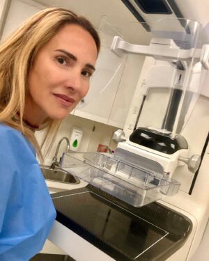 Angélica Castro Instagram - Buenas noches ❤️🌻 Hoy me hice mi mamografía, que sagradamente me la hago todos los años  y no puedo dejar de recordarles e insistir que se hagan su mamografía.  A prevenir, hacernos cargo y tomar conciencia! Una detección precoz salva una vida. 

#Prevencion