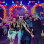Angélica Castro Instagram – Les confieso que este viaje me explotó la cabeza y acaricio el alma!! Navegué no solo por los mares tormentosos y calmos del sudeste asiático, si no que navegué por mis propios mares, miedos , luces y sombras!!! ❤️
Acá uno se quema con el mismísimo fuego! Estos programas serán un viaje profundo y honesto !! Muy pronto “El crucero “ por canal 13 C 
Acá soñé despierta, aca encontré mi lado perdido y acá conecté con lo verdadero que te entrega la paz!! No nos dejemos contaminar con tanta estructura, máscaras, discursos baratos y sociedades que te juzgan por lo que no te define. 🌻❤️
Los invito a perderse en las siluetas de tus sombras! Gracias Rodrigo, Ale y Jano por ser los mejores compañeros de grabación  y de viaje… Ustedes hoy pasan a ser mis grandes amigos. 
A seguir drisfrutando y dejarnos conquistar por las mariposas!
Gracias por permitirme volar en todo momento!! Los quiero mucho y ya los extraño. 
Un viaje que sin duda no quiero terminar, personas que me tocaron el alma día a día en cada rincón de esta gran aventura de 16 días!! Bangkok- Cambodia- Vietnam- Hong Kong. #CrystalSinphony