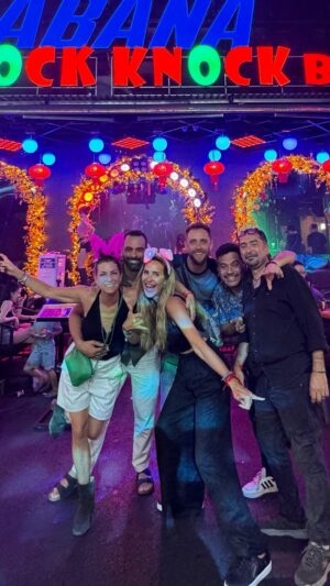 Angélica Castro Instagram - Les confieso que este viaje me explotó la cabeza y acaricio el alma!! Navegué no solo por los mares tormentosos y calmos del sudeste asiático, si no que navegué por mis propios mares, miedos , luces y sombras!!! ❤️
Acá uno se quema con el mismísimo fuego! Estos programas serán un viaje profundo y honesto !! Muy pronto “El crucero “ por canal 13 C 
Acá soñé despierta, aca encontré mi lado perdido y acá conecté con lo verdadero que te entrega la paz!! No nos dejemos contaminar con tanta estructura, máscaras, discursos baratos y sociedades que te juzgan por lo que no te define. 🌻❤️
Los invito a perderse en las siluetas de tus sombras! Gracias Rodrigo, Ale y Jano por ser los mejores compañeros de grabación  y de viaje… Ustedes hoy pasan a ser mis grandes amigos. 
A seguir drisfrutando y dejarnos conquistar por las mariposas!
Gracias por permitirme volar en todo momento!! Los quiero mucho y ya los extraño. 
Un viaje que sin duda no quiero terminar, personas que me tocaron el alma día a día en cada rincón de esta gran aventura de 16 días!! Bangkok- Cambodia- Vietnam- Hong Kong. #CrystalSinphony