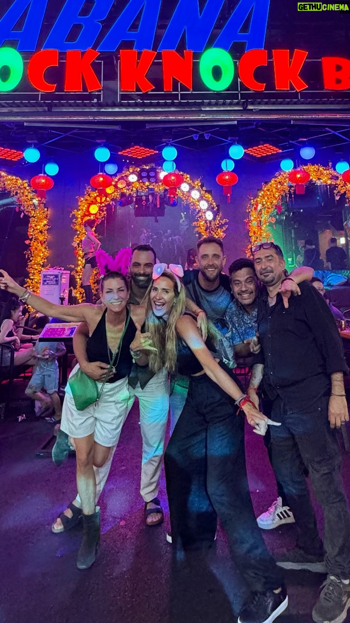 Angélica Castro - 2.9K Likes - Les confieso que este viaje me explotó la cabeza y acaricio el alma!! Navegué no solo por los mares tormentosos y calmos del sudeste asiático, si no que navegué por mis propios mares, miedos , luces y sombras!!! ❤️
Acá uno se quema con el mismísimo fuego! Estos programas serán un viaje profundo y honesto !! Muy pronto “El crucero “ por canal 13 C
Acá soñé despierta, aca encontré mi lado perdido y acá conecté con lo verdadero que te entrega la paz!! No nos dejemos contaminar con tanta estructura, máscaras, discursos baratos y sociedades que te juzgan por lo que no te define. 🌻❤️
Los invito a perderse en las siluetas de tus sombras! Gracias Rodrigo, Ale y Jano por ser los mejores compañeros de grabación y de viaje… Ustedes hoy pasan a ser mis grandes amigos.
A seguir drisfrutando y dejarnos conquistar por las mariposas!
Gracias por permitirme volar en todo momento!! Los quiero mucho y ya los extraño.
Un viaje que sin duda no quiero terminar, personas que me tocaron el alma día a día en cada rincón de esta gran aventura de 16 días!! Bangkok- Cambodia- Vietnam- Hong Kong. #CrystalSinphony