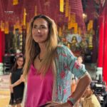 Angélica Castro Instagram - Estoy muy feliz de poder compartir con ustedes imágenes de “El crucero” este programa que podrán ver todos los viernes a las 22 hrs a partir del próximo viernes 19 de Abril, por las pantallas de 13c y los Domingos por canal 13! Varios capítulos recorriendo profundamente el Sudeste asiático! Un verdadero sueño. 💋 Buenas noches !! Se les quiereeeee ❤️❤️❤️❤️ @canal_13c