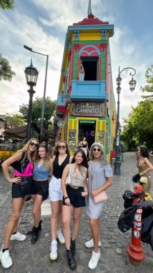 Angélica Castro Instagram - Sumando momentos valiosos e inolvidables a mi vida! Gracias por tanto, el mayor tesoro que tenemos es nuestro tiempo y en especial saber elegir con quien compartirlo ! Esa libertad no tiene precio! Conciencia máxima, conciencia de gratitud. El gran valor de lo intangible ❤️❤️ Como va tu fin de semana? Los leo desde Buenos Aires querido 🫰🏻