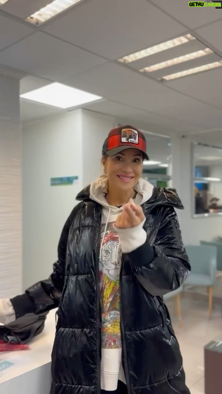 Angélica Castro Instagram - Hoy me regale un tiempo para mí en @clinica.estetica.w un momento de relajo dentro de mi agenda de locos ❤️🌻 se los ultra recomiendo, siempre les digo que el auto regaloneo es muy importante! Tu te regalas unos minutos en la semana? Lindo lunes ❤️