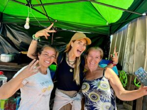 Angélica Castro Instagram - ❤️💪🏻Construimos la casa N 11 junto a los voluntarios de @elmejorcambiodetuvida y @jairo_valdes 

Gracias a todos los que se sumaron,  fue maravilloso poder vivir esta poderosa experiencia además junto a mi hija y mi sobrino! ❤️🌻 Un día inolvidable que me grabo en el alma.  Ojalá te puedas sumar como voluntario o aportando para poder construir la próxima casa y darle un hogar a una familia que tanto lo necesitan!  Gracias gracias gracias…. Sin tu ayuda esto es imposible.  Más info en @elmejorcambiodetuvida