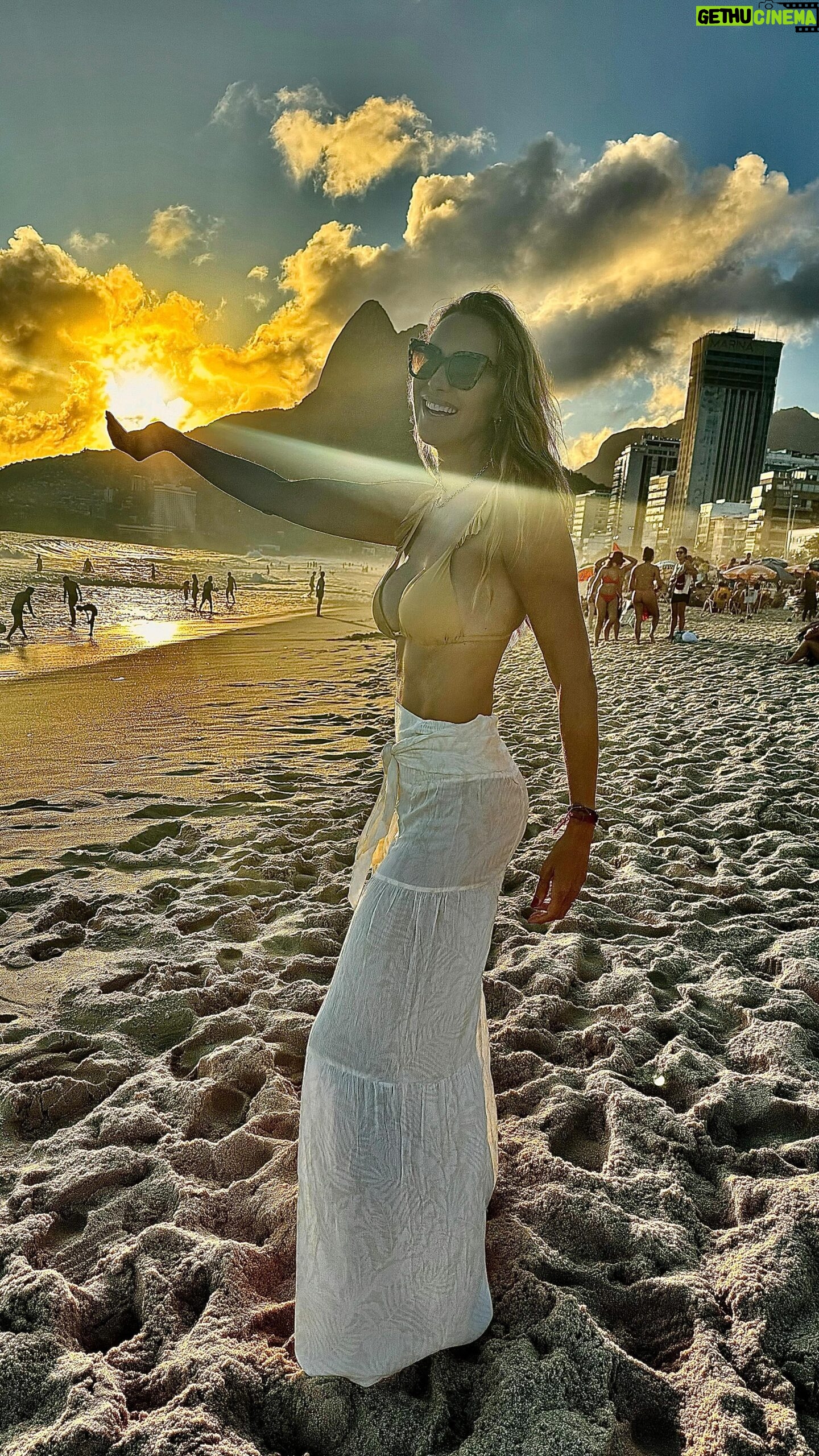 Angélica Castro - 12.8K Likes - Sunset en Rio, después de una linda jornada laboral! #Gratitud Como va tu fin de semana!