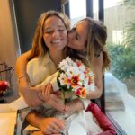 Angélica Castro Instagram - El mejor recibimiento!! Mi Lau con ramo de flores!! Graciasssss❤️❤️❤️🌻🌻🌻🌻 Y como estuvo tu domingo?? Los leo ❤️