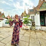 Angélica Castro Instagram - Un día más en Bangkok recorriendo los rincones maravillosos, este es el Palacio Real ❤️🌻 Es fundamental identificar el pensamiento negativo que nos inunda y reemplazarlo por un pensamiento positivo y decretarlo ❤️ #elcrucerocanal13c Dress @itvelvet