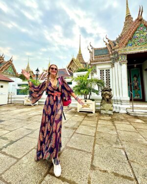 Angélica Castro Instagram - Un día más en Bangkok recorriendo los rincones maravillosos, este es el Palacio Real ❤️🌻

Es fundamental  identificar el pensamiento negativo que nos inunda y reemplazarlo por un pensamiento positivo y decretarlo ❤️ #elcrucerocanal13c 

Dress @itvelvet