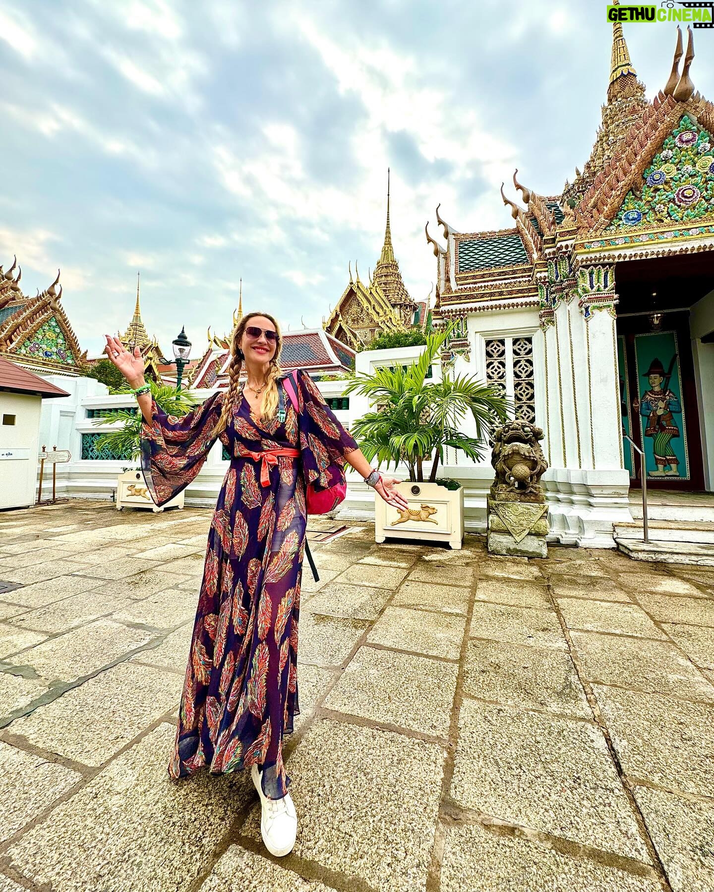 Angélica Castro - 2.7K Likes - Un día más en Bangkok recorriendo los rincones maravillosos, este es el Palacio Real ❤️🌻
Es fundamental identificar el pensamiento negativo que nos inunda y reemplazarlo por un pensamiento positivo y decretarlo ❤️ #elcrucerocanal13c
Dress @itvelvet