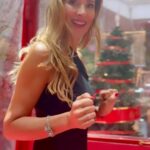 Angélica Castro Instagram - ¡Esta Navidad Vive una experiencia mágica en la Esfera de Nieve de Carolina Herrera! 🎄❤️Además, con increíbles estaciones de fragancias, make up, astrología y recuerda pedir tu deseo para esta navidad! En Falabella Parque Arauco, piso -1, hasta 26 de diciembre. No se lo pierdan!! ❤️🌻 #CarolinaHerrera @carolinaherrera @falabella_cl 👗: @itvelvet