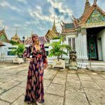 Angélica Castro Instagram - Un día más en Bangkok recorriendo los rincones maravillosos, este es el Palacio Real ❤️🌻 Es fundamental identificar el pensamiento negativo que nos inunda y reemplazarlo por un pensamiento positivo y decretarlo ❤️ #elcrucerocanal13c Dress @itvelvet