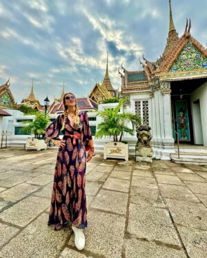 Angélica Castro Instagram - Un día más en Bangkok recorriendo los rincones maravillosos, este es el Palacio Real ❤️🌻

Es fundamental  identificar el pensamiento negativo que nos inunda y reemplazarlo por un pensamiento positivo y decretarlo ❤️ #elcrucerocanal13c 

Dress @itvelvet