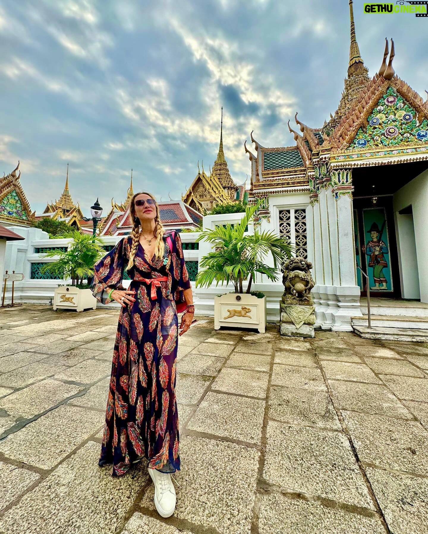 Angélica Castro - 2.7K Likes - Un día más en Bangkok recorriendo los rincones maravillosos, este es el Palacio Real ❤️🌻
Es fundamental identificar el pensamiento negativo que nos inunda y reemplazarlo por un pensamiento positivo y decretarlo ❤️ #elcrucerocanal13c
Dress @itvelvet