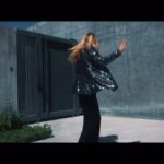 Angélica Castro Instagram - Buenas Noches ❤️🌻 Lo pase increíble haciendo este video para ustedes, ojalá les guste!! Pero la idea principal es mostrarles lo importante que es tener básicos en el clóset, imagínense que con un pantalón negro suelto y una polera negra pude armar 3 looks para ocasiones totalmente diferentes! El primero le agregué una chaqueta de jeans con zapatillas un look de día. Al segundo le puse una chaqueta de lentejuelas con taco y listo tengo mi look de noche más elegante. Y el tercero un look para estar en la casa más cómoda imposible, con botas y un chaleco! Con prendas básicas se nos hace más fácil ir armando las tenidas. Les gusta este tipo de contenido? Cuéntenme para hacer más videos de este estilo! ❤️🌻 look básico: @rosebaycl video: @nilxonalejandro make up: @jess.makeup